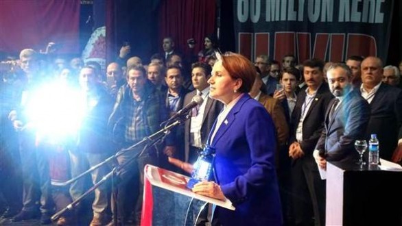 Akşener programa fenerle katıldı