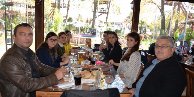 BEM-BİR-SEN ÜYELERİ ÇINARALTINDA YEMEKTE BULUŞTULAR.