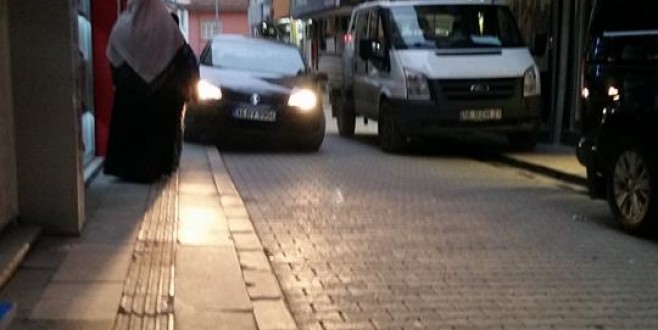 BU SOKAKTA,YAYA KALDIRIMLARI GÜVENLİ DEĞİL...