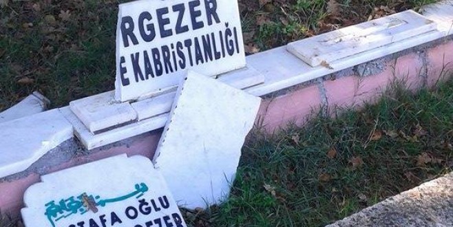 HENDEK AİLE KABRİSTANLIĞINDA Kİ MEZARLARA SALDIRI...