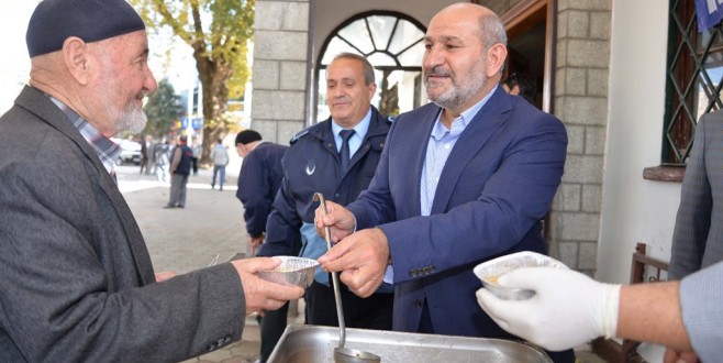 HENDEK BELEDİYESİ AŞURE DAĞITTI...
