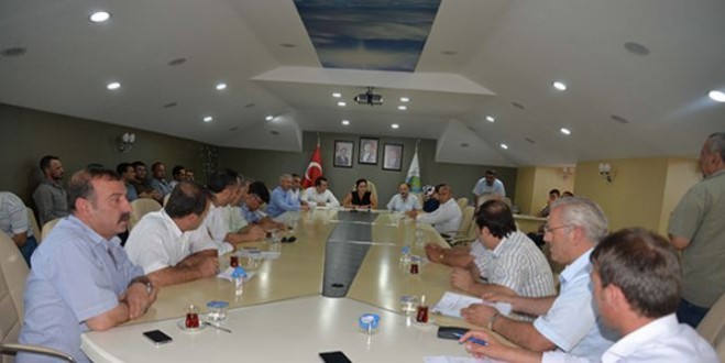HENDEK BELEDİYESİ MECLİS SALONUNDA DÖNER KAPI YOK!