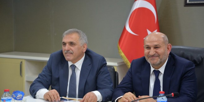 KOLTUKTA ALİ İLE BİRLİKTE OTURUNCA;HOCALI KATLİAMI HOCA ALİ KATLİAMI OLDU.