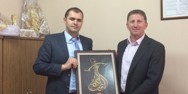 MEB-DER PLAKET DAĞITTI...