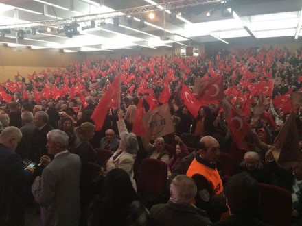 Muhalif MHP'liler salona sığmadı
