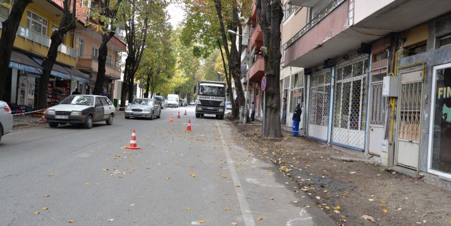 OSMAN YILMAZ CADDESİNDE YAYA YOLU ÇALIŞMASI BAŞLADI.