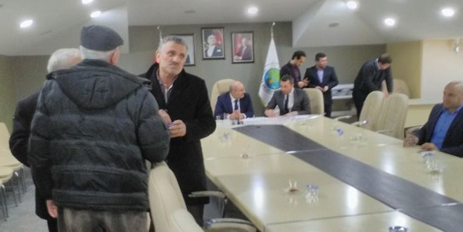 VATANDAŞ,MAHMUT ALKAN'A YOLLARIMIZ NEDEN TEMİZLENMİYOR?DİYE SORDU.