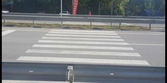 VATANDAŞ YAYA GEÇİDİNİN ÖNÜNÜN AÇILMASINI İSTİYOR...