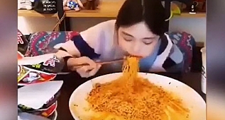 Göstermiyor ama 1 tepsi makarnayı çiğnemeden yuttu!
